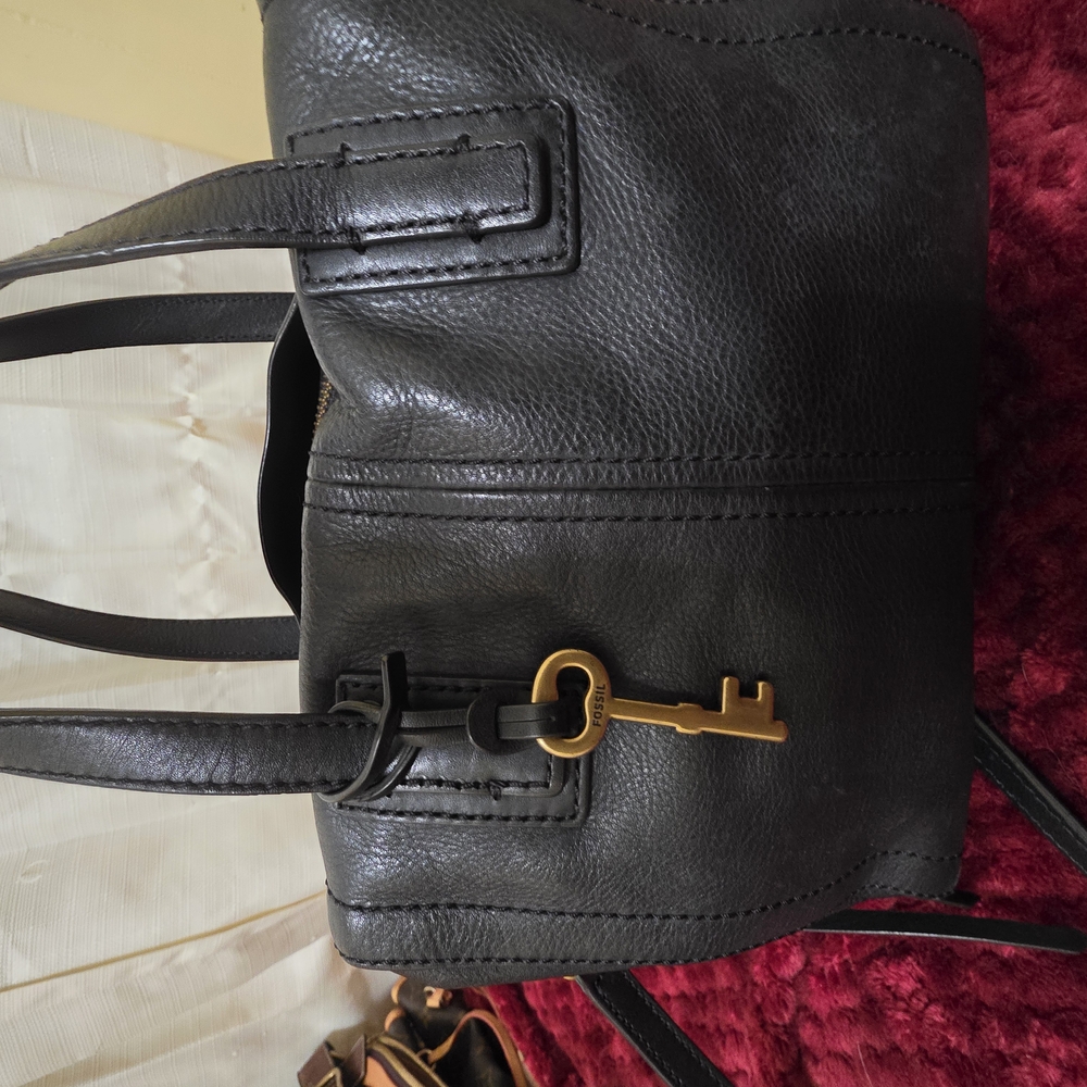 Elegant Black Leather Handbag - Picture 2 of 9